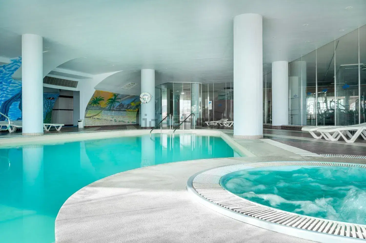 Piscina interior do Hotel Paraíso